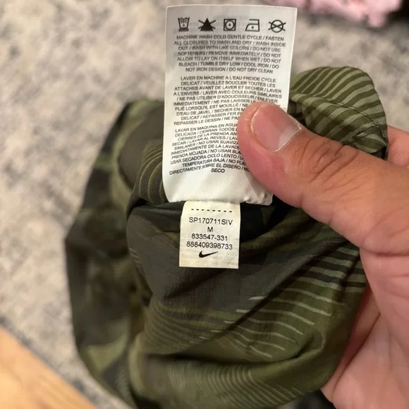 Nike Impossibly Light Running Jacket Hooded Packable Full Zip Reflective Medium - Picture 11 of 13